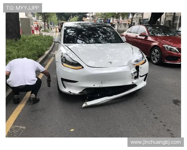 特斯拉Model 3被时速250公里奔驰AMG撞毁：车主无碍 又提了一台